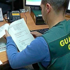 Un guardia civil revisa documentación.-MUNDO