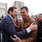 Pedro Sánchez saluda a Óscar Puente durante una visita a Valladolid-ICAL