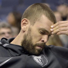 Marc Gasol cabizbajo en el banquillo-BRANDON DILL