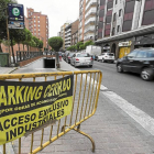 Cartel a la entrada del aparcamiento del Campillo para anunciar el cierre-M. Á. SANTOS