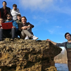 Equipo de la empresa leonesa Aquadata durante una prueba en el río.-El MUNDO