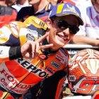 El catalán Marc Márquez (Honda) celebra su primera pole de MotoGP conseguida en Assen (Holanda), el único circuito, junto a Motegi (Japón), en el que aún no la había logrado.-ALEJANDRO CERESUELA