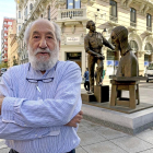 Luis Alonso junto a la escultura homenaje a Victorio  Macho, una de sus últimas obras, enclavada en la Calle Mayor de Palencia.-