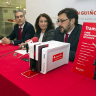Los vicerrectores de Infraestructuras y Estudiantes de la Universidad de Valladolid, Luis Manuel Navas (d) y Cristina Pérez (c), y el director de Tarjeta Inteligente y Desarrollo Comercial en España de Santander Universidades, Amador Fraile (i), presentan-Ical