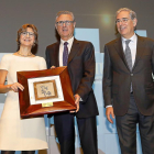 La ministra Isabel García Tejerina y Antonio Fernández Galiano (d) entregan el premio a Félix Moracho, de Huercasa.-