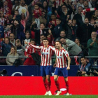 Los atléticos Saúl (d) y Morata celebran el 1-0 ante el Athletic.-EFE