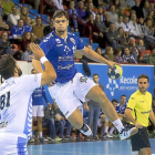 El zurdo Rubén Río arma el brazo antres de lanzar ante la defensa del jugador del BMCangas Pablo Castro.-PABLO REQUEJO