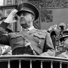 Francisco Franco preside un desfile en Madrid.-EL PERIÓDICO