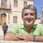 Jesús Yuste en la localidad de Castrillo de Duero delante de la estatua de Juan Martín El Empecinado.-ARGICOMUNICACIÓN