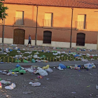 Matapozuelos amaneció cubierto de bolsas, vasos, botellas y bricks.-E.M.
