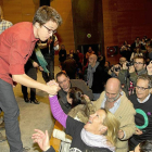 Los simpatizantes saludan y fotografían a Íñigo Errejón, responsable de la Secretaría Política de Podemos, junto al leonés Pablo Fernández-J.M.Lostau