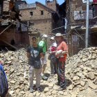 Imagen tomada por Juan Manuel Sanz de algunos de los integrantes del grupo de senderistas castellanos y leoneses contemplando la destrucción del terremoto en la ciudad de Bhaktapur-