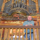 El músico y organista de origen francés, Francis Chapelet, junto al órgano de la Fundación que lleva su nombre, con sede en la localidad palentina de Abarca de Campos.-ARGI