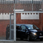 El vehículo que traslada a Puigdemont llega a la prisión de Neumünster.-REUTERS / FABIAN BIMMER