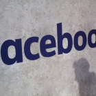 Con el objetivo de prevenir la propagación de información errónea, Facebook añadirá etiquetas de verificación de datos más claras.-AP