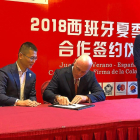 Mike Hansen firma un contrato ante la mirada del director general de los Leopards, Wang Jue.-EL MUNDO