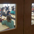Varios alumnos esperan al profesor antes de hacer un examen, en un aula de la Universidad de Valladolid.-J. M. LOSTAU