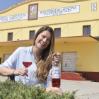 Luciana Calvo, con su Monte Pinadillo rosado de lágrima, ante la fachada de la bodega cooperativa ribereña.-ARGICOMUNICACIÓN