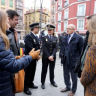 El subdelegado del Gobierno en Valladolid, Luis Antonio Gómez, junto con miembros de la policía y los comercios.-ICAL
