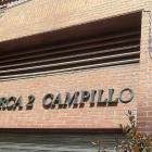 Fachada del Mercado de El Campillo, donde se evidencian algunas de las grietas de la edificación.-J. M. Lostau