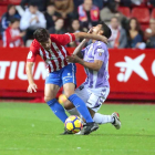 Iban Salvador se queja de un manotazo en el partido frente al Sporting disputado anoche en El Molinón.-LOF
