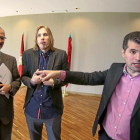 Luis Fuentes, Pablo Fernández y Luis Tudanca, ayer, en los pasillos de las Cortes.-ICAL
