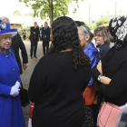 La reina Isabel II y el duque de Cambridge se desplazaron hoy a un centro habilitado para ayudar a los afectados en el incendio del miércoles.-EFE