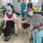Amelia Bahíllo, con 102 años, la vallisoletana más veterana que estrena la vacuna. Junto a ella la trabajadora Mariola Asenjo, de El Villar, tras vacunarse ayer.