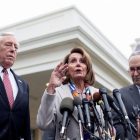 La líder de la minoría demócrata y previsiblemente próxima presidenta de la Cámara Baja, Nancy Pelosi, habla junto al líder de la minoría demócrata en el Senado, Chuck Schumer, y el representante demócrata por Maryland, Steny Hoyer.-EPA