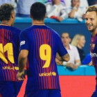 Neymar y Suárez acuden a felicitar a Rakitic tras anotar el 0-2 del Barça al Madrid en el clásico de Miami.-CHRIS TROTMAN