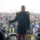 El Piloto Fonsi Nieto ayer, sobre el escenario de ‘Motauros’ ante cientos de aficionados, tras recoger el premio ‘Clavidor’.-DIEGO RAYACES