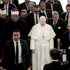El papa Francisco llega a la gran mezquita del Al Azhar para reunirse con el iman Ahmed el-Tayyib.-AP / NARIMAN EL-MOFTY