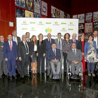 Representantes de las instituciones y administraciones públicas del ámbito social y político posan junto con los premiados de la ONCE 2016.-ICAL