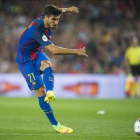 André Gomes chuta a puerta.-JORDI COTRINA