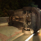 Vehículo volcado en el puente de Isabel la Católica.-POLICIA VALLADOLID