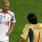 Gianluigi Buffon pide explicaciones a Zinedine Zidane tras su cabezazo a Marco Materazzi durante la final del Mundial del 2006.-REUTERS / KIERAN DOHERTY
