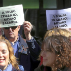 Los funcionarios durante la manifestación.-ICAL