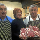 Rosa Villacastín, Carlos y Antonio Martín muestran un plato con tres chuletas de vacuno.-ANTONIO GARCÍA