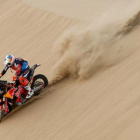 Sam Sunderland (KTM), actual campeón del Dakar, en la etapa de hoy, en Perú, poco antes de sufrir el accidente que le obligó a abandonar.-REUTERS / ANDRES STAPFF