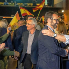 Ortega Lara saluda a los asistentes y García-Conde da la mano al presidente de Asaja Valladolid, Juan Ramón Alonso.-ICAL