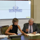 La ministra e Agricultura, Alimentación y Medio Ambiente, y el presidente de la empresa Entrepinares, Antonio Martín, que firmó el acuerdo para la estabilidad y sostenibilidad del sector de vacuno de leche-Ical