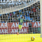 Óscar celebra uno de sus dos goles de la pasada temporada en La Romareda.-E.M