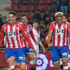 Juanpe celebra un tanto la pasada temporada junto a Mojica, ambos exblanquivioletas.-LFP