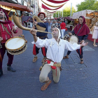 Una cuadrilla de trovadores ameniza la Plaza Mayor de Medina en la pasada Semana Renacentista.-J.M. LOSTAU