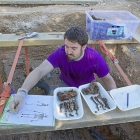Un miembro de ARMH trabaja en las exhumaciones del cementerio del Carmen (Valladolid).-J. M. LOSTAU