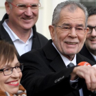 Van der Bellen, después de votar, en Viena.-AFP / ROLAND SCHLAGER