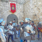 Algunos de los figurantes, vestidos de caballeros, en las proximidades del castillo de Portillo.-AYTO. PORTILLO