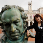 La ministra de Igualdad, Ana Redondo, junto a la estatua conmemoración de los Premios Goya.- ICAL