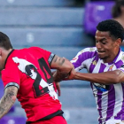 Montiel controla el balón ante Víctor en el reciente Real Valladolid-Rayo  Vallecano.IÑAKI SOLA / REAL VALLADOLID