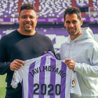 Ronaldo y Moyano posan co n la camiseta de renovación del lateral.-RVCF